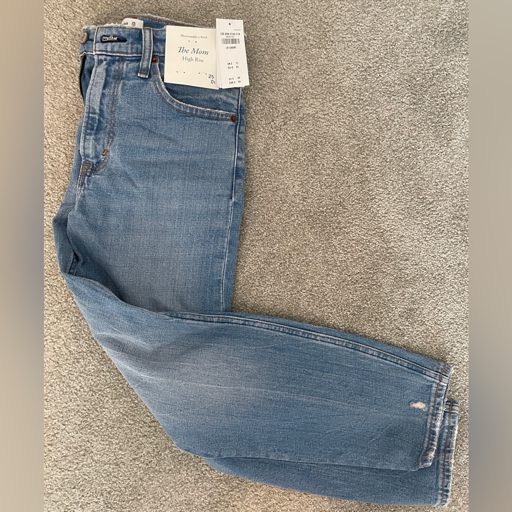 Abercrombie & Fitch “The Mom” High Rise Jeans, Size 25 short.
